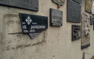 Zniszczono tablicę pamiątkową ks. Henryka Jankowskiego