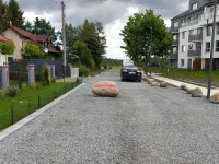 Gdynia: głaz jako spowalniacz na drodze