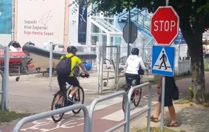 Spór o znak "stop" na drodze rowerowej w Sopocie