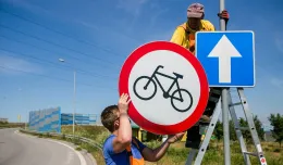 Nowe znaki zakazu dla pieszych i rowerzystów przed tunelem