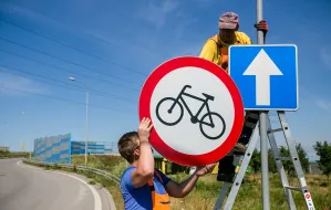 Nowe znaki zakazu dla pieszych i rowerzystów przed tunelem
