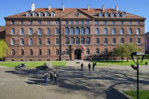 Sugestywny pomnik przy Muzeum Poczty Polskiej w Gdańsku
