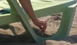 Gasiła papierosy w piasku na plaży