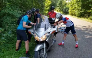 Rowerzyści pomogli poszkodowanemu motocykliście