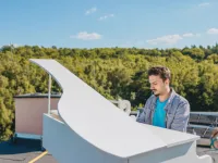 Wyjątkowy charytatywny koncert fortepianowy na dachu bloku w Sopocie