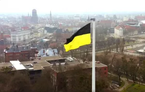 Flaga kaszubska załopocze nad Górą Gradową
