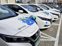 Elektryczne samochody pod dworcem w Gdyni