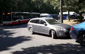 Zaparkowane "na dziko" auta blokują autobusy