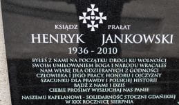 Tablica upamiętniająca ks. Jankowskiego wróciła na stoczniowy mur