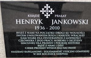 Tablica upamiętniająca ks. Jankowskiego wróciła na stoczniowy mur