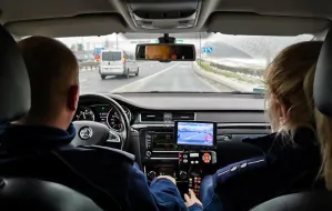 Czy policja powinna odbierać prawa jazdy za przekroczenie prędkości o 50 km/h?