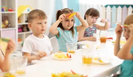 Parówki, jogurty czy dieta wegańska - co dzieci jedzą w żłobkach i przedszkolach?