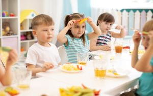 Parówki, jogurty czy dieta wegańska - co dzieci jedzą w żłobkach i przedszkolach?