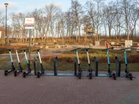 Gdańsk reguluje zasady parkowania współdzielonych hulajnóg