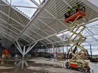 Nowa część terminala częściowo pokryta dachem. Trwa rozbudowa lotniska