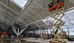 Nowa część terminala częściowo pokryta dachem. Trwa rozbudowa lotniska