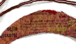 Fragmenty starych włoskich gazet znalezione w papieskim parasolu