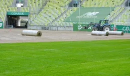 Trwa wymiana murawy na stadionie w Letnicy