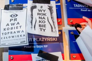 Znicze przed biurami PiS i protesty w Trójmieście