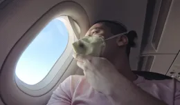 Był pijany i nie chciał założyć maseczki w samolocie