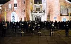 Katedra Oliwska otoczona przez policję. Kontrmanifestacja z modlitwami