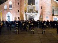 Katedra Oliwska otoczona przez policję. Kontrmanifestacja z modlitwami