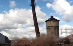 Saperzy zburzyli 35-metrowy komin. Zrobili miejsce Drodze Zielonej
