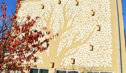 Gdynia: mural z budkami dla ptaków