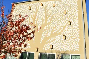 Gdynia: mural z budkami dla ptaków