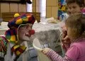 Dr Clown leczy śmiechem małych pacjentów