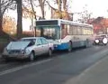 Wypadek na Świętokrzyskiej: osobówka między autobusami