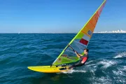 Fala na oceanie złamała żebro gdańskiego windsurfera. Piotr Myszka wycofał się z ME