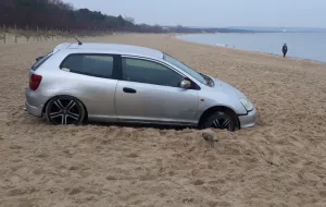 Wjechał autem na plażę w Brzeźnie