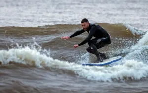 Grzegorz DJ NoZ Nozowski między imprezami surfuje na całym świecie