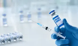 Ruszyły zapisy medyków i pracowników aptek do szczepień przeciw koronawirusowi