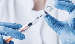 Polacy bardziej boją się szczepionki niż wirusa? Sondaż