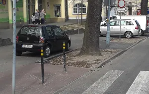 Przy UCK powstanie parking, bo kierowcy zastawiają drogę do szpitala