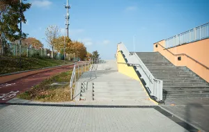 Czy podwójne schody przy Ergo Arenie mają sens?