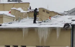 Ile waży śnieg i dlaczego trzeba go usuwać z dachów