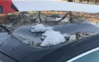 Śnieg spadł na auto, dach wgnieciony. Uwaga na odwilż, bo może narobić szkód