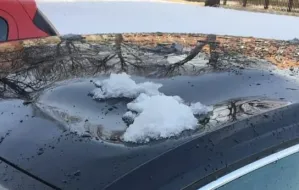 Śnieg spadł na auto, dach wgnieciony. Uwaga na odwilż, bo może narobić szkód
