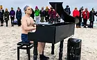 Pianista-mors zagrał w szczytnym celu na plaży o wschodzie słońca