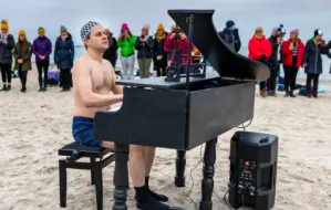 Pianista-mors zagrał w szczytnym celu na plaży o wschodzie słońca