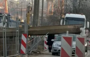 Element budowlany spadł z dźwigu na auto na ul. Kwiatkowskiego