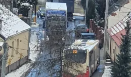 Autobusy muszą wjeżdżać na chodnik, by minąć się z ciężarówkami