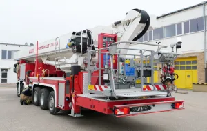 Najwyższy w Polsce strażacki podnośnik w gdańskiej rafinerii