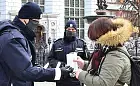 Policjanci rozdają darmowe maski