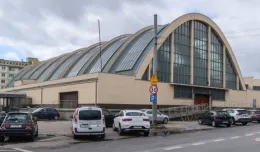 Gdynia: skwer, światła i rowerzyści przy halach targowych