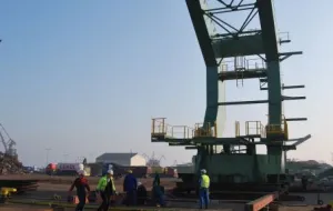Gigantyczna zwałowarka dla EMO w Rotterdamie