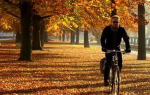 Jak ubrać się jesienią na rower? Poradnik dla mieszczuchów